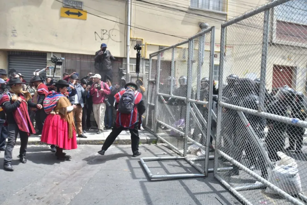 Policía resguarda la sede de los campesinos, en La Paz. Foto: APG