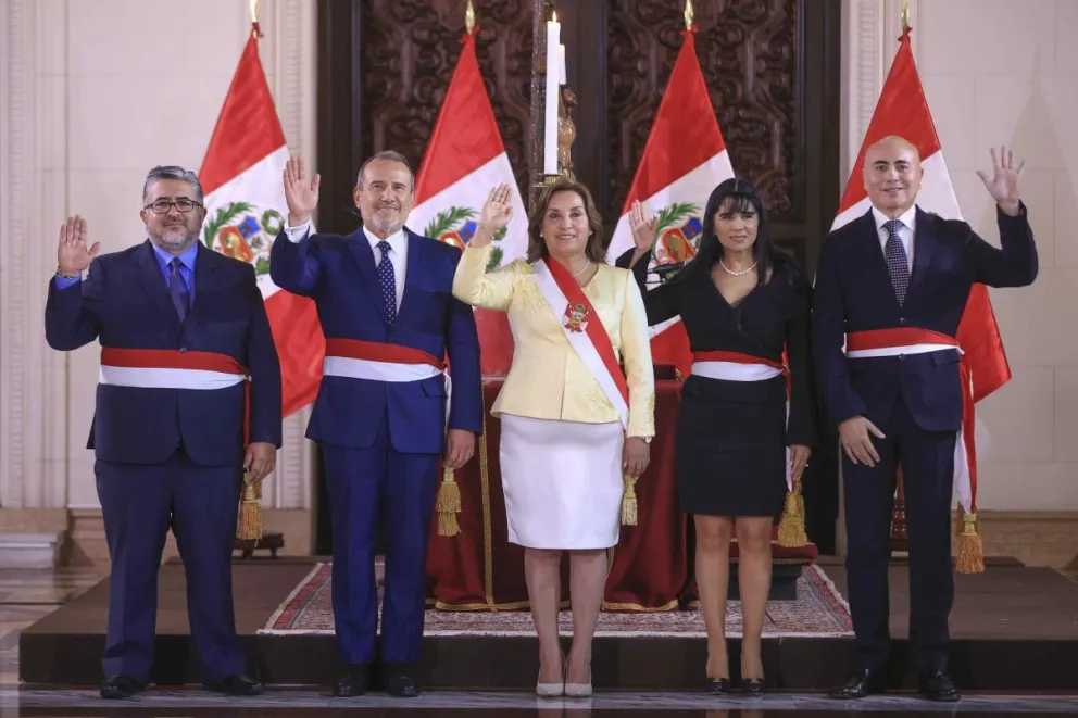 Fotografía difundida por el Palacio de Gobierno de Perú de la presidenta de Perú, Dina Boluarte, con los nuevos ministros. Foto: EFE
