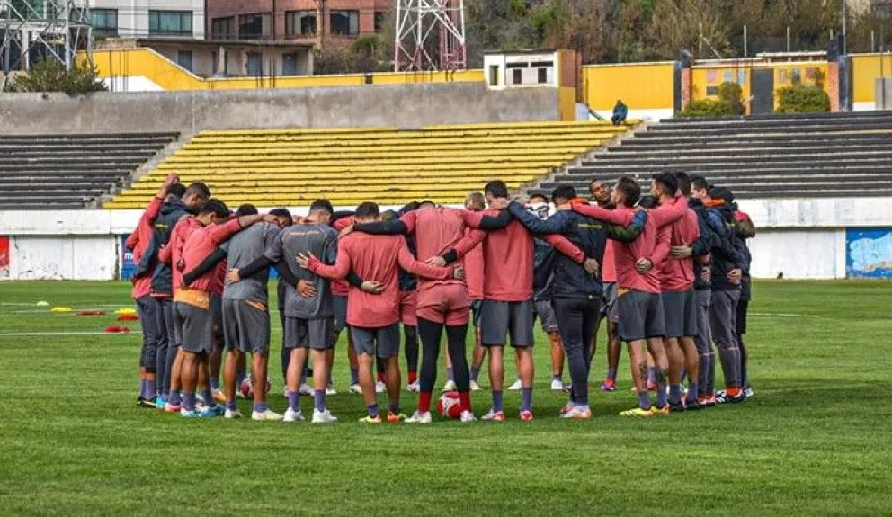 Jugadores y cuerpo técnico del Tigre antes de empezar el entrenamiento. Foto: club The Strongest