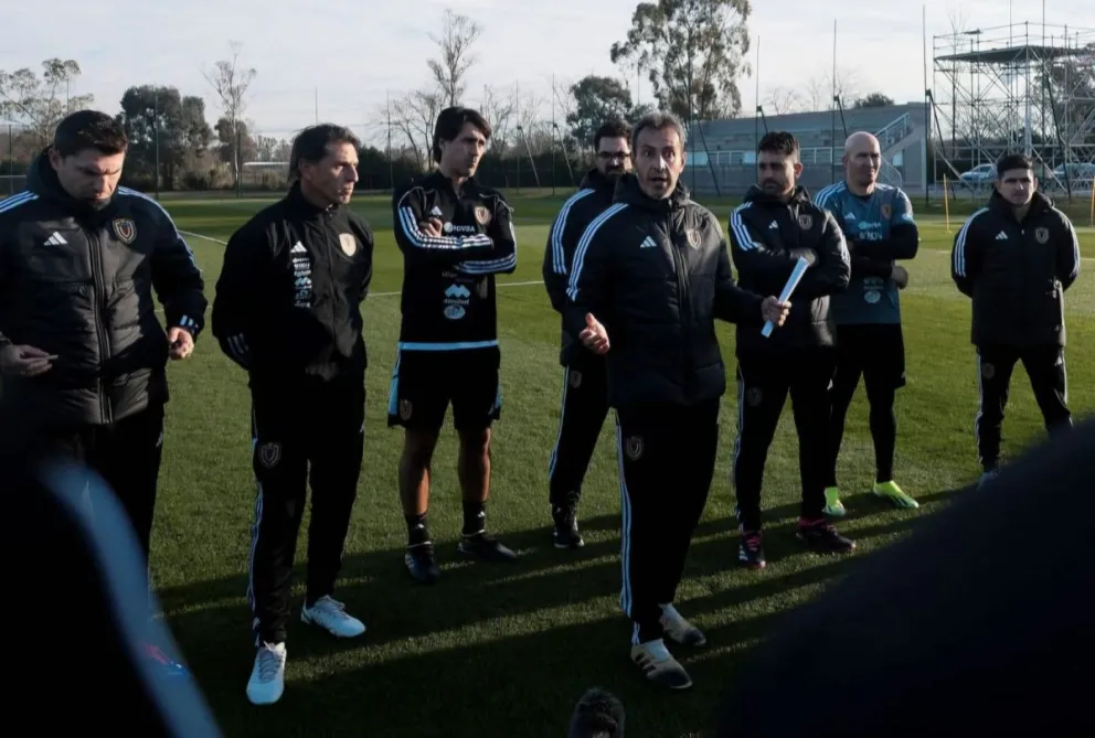 El DT Batista durante la charla previa a la práctica en Buenos Aires. Foto: La Vinotinto.