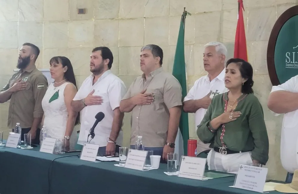 El presidente del Comité Cívico pro Santa Cruz, Fernando Larach, da lectura a las resoluciones de la Asamblea de la Cruceñidad. Foto: Detrás de la Verdad
