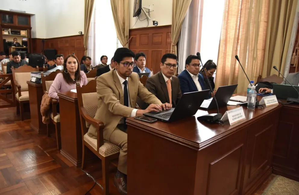 Siles, junto a su equipo en la audiencia por el caso “Petrocontratos" en el Tribunal Supremo de Justicia, en Sucre. Foto: PGE