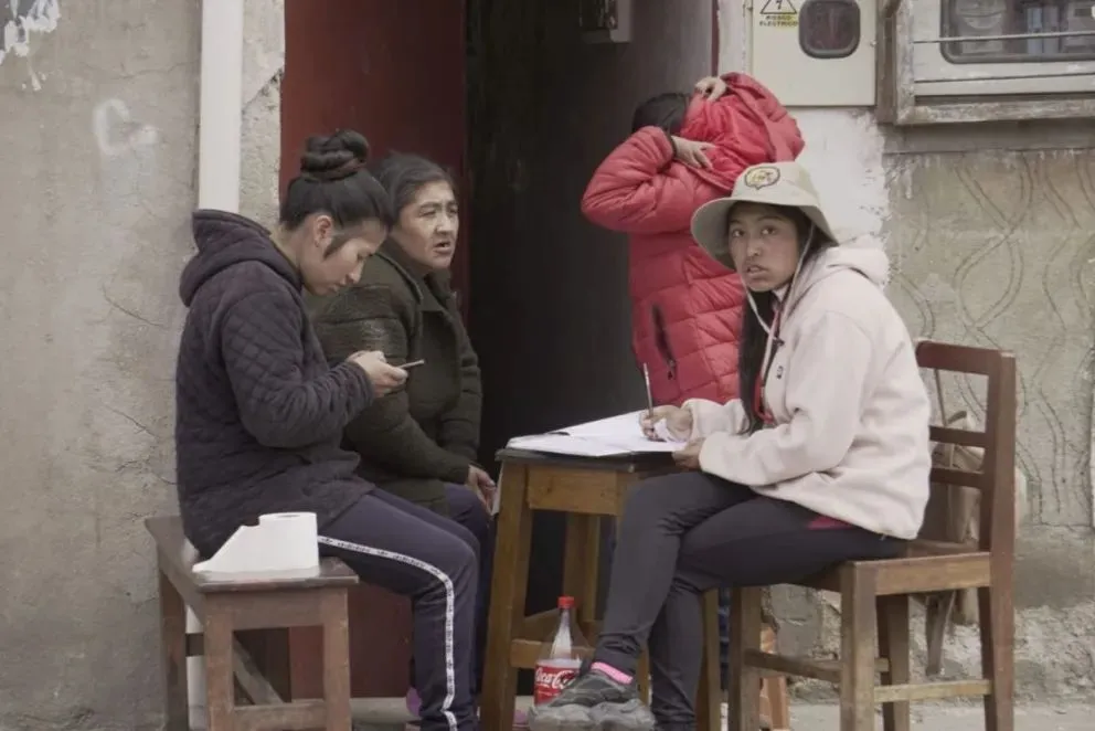 Una censista voluntaria realiza la encuesta el pasado 23 de marzo, en la ciudad de La Paz. Foto: APG