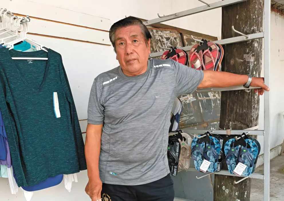Porfirio Jiménez, el gran "Tamayá", en una tienda de Santa Cruz, donde reside desde hace varios años. Foto: PTJ