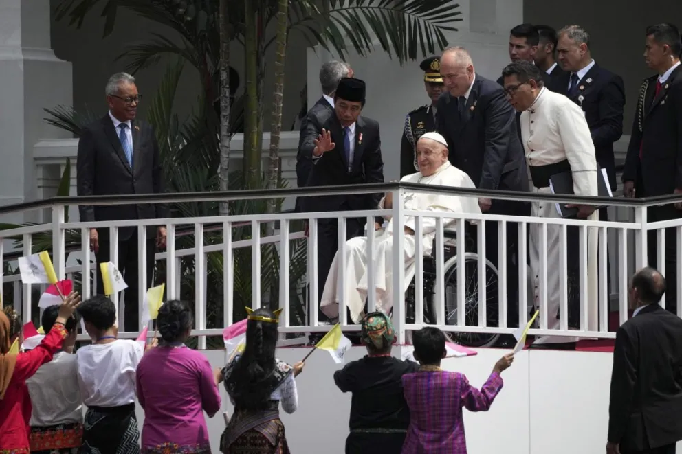 El papa Francisco saluda a un grupo de personas durante su viaje a Indonesia. Foto: EFE