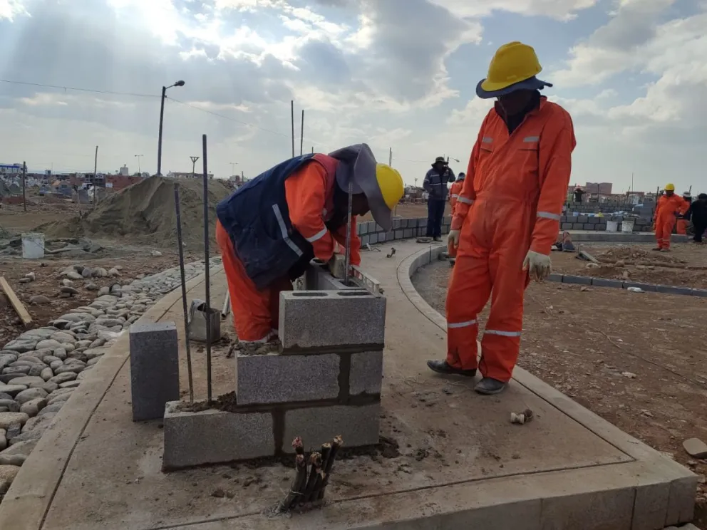 Trabajadores en un proyecto de infraestructura en la ciudad de El Alto. Foto: GAMEA.