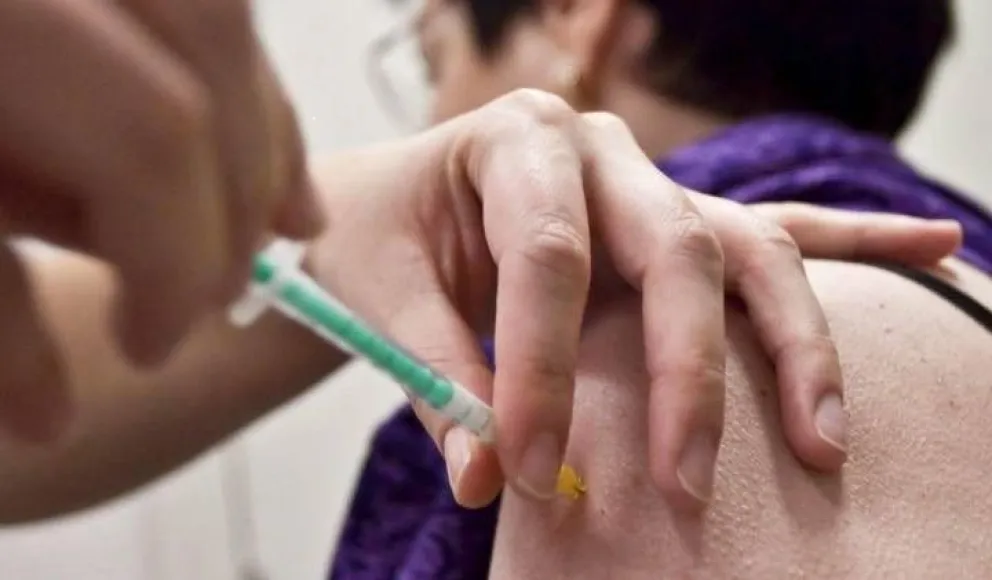 Un ciudadano recibe una vacuna (imagen referencial). Foto: ABI