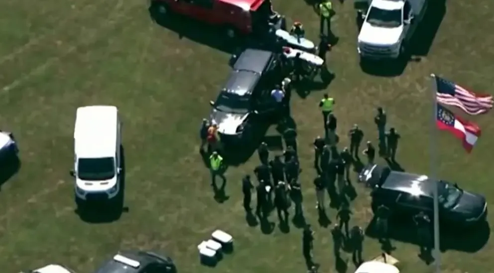 Despliegue policial y de servicios sanitarios durante la evacuación de la escuela. Foto: Captura de video