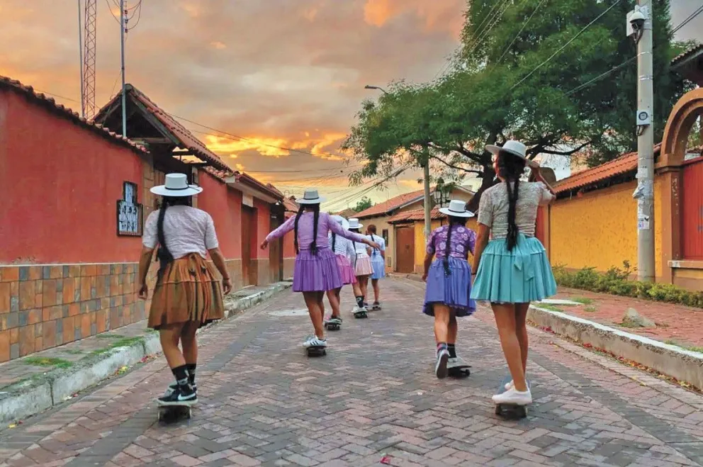 Las deportistas recorren en patineta las calles de la Llajta. Foto: Cuenta Oficial de Facebook de Imilla Skate 