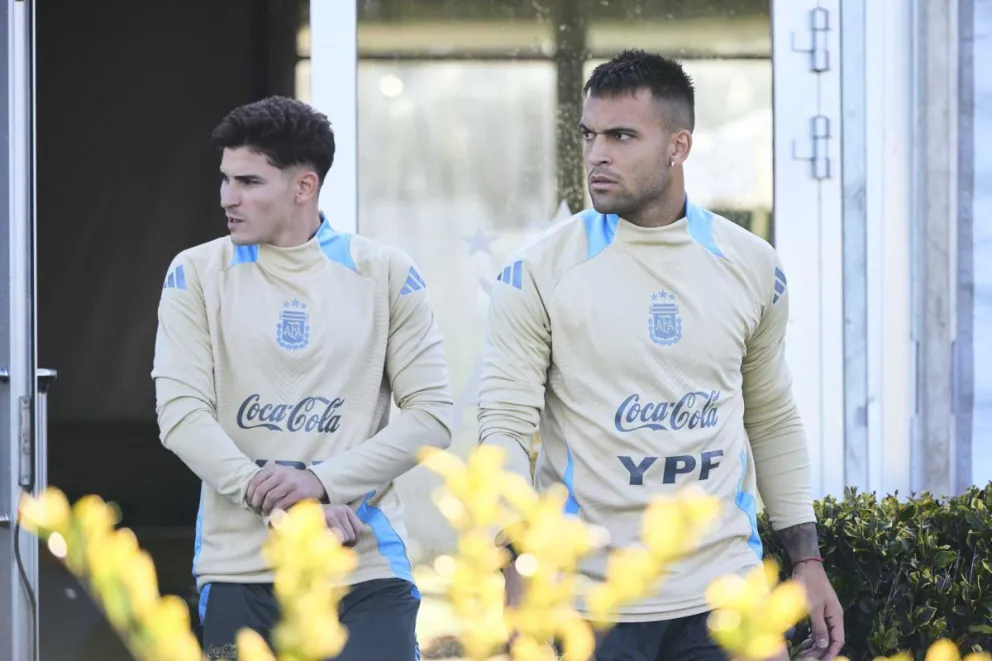 Julián Álvarez (izq.) y Lautaro Martínez antes de empezar el entrenamiento de este miércoles. Foto: AFA
