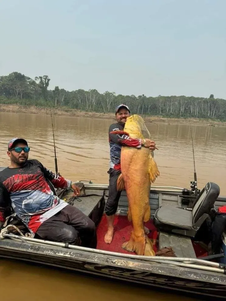 Los integrantes del equipo Os Marupiaras con el ejemplar que les dio la victoria y marcó historia. Foto: Guayaramerín Digital