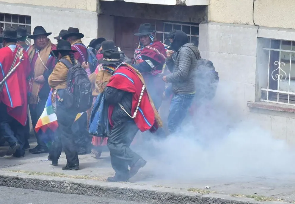 Campesinos son gasificados por los uniformados, ayer, en La Paz. Foto: APG
