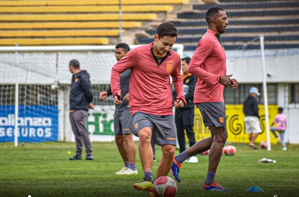 Marcelo Somoya controla el balón, unos metros más allá aparece el panameño Abdiel Ayarza. Foto: club The Strongest