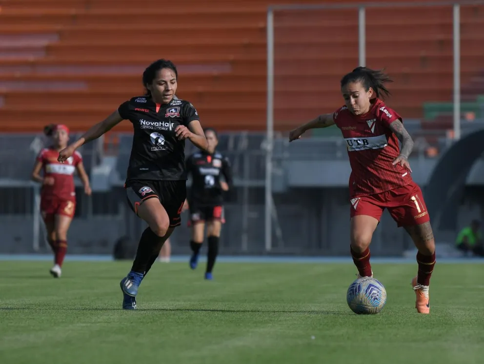 Gálvez (der.), de Always Ready, trata de superar a una rival de Astor FC. Foto: APG.