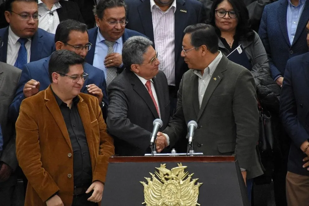El presidente de la CEPB, Giovani Ortuño, estrecha la mano del presidente Luis Arce. Foto: CEPB