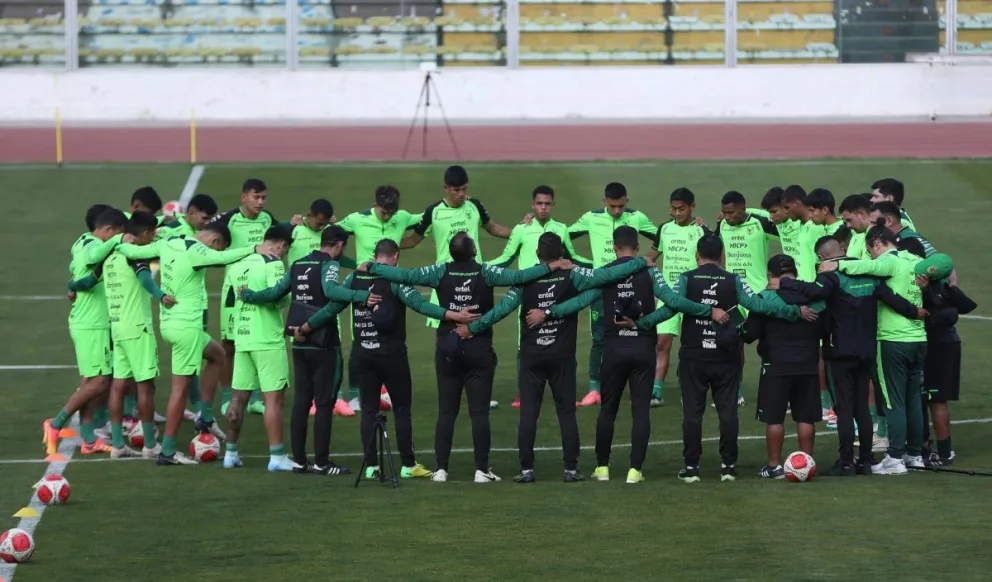 Jugadores y cuerpo técnico de la Verde antes del cierre de entrenamiento el martes en el estadio Siles. Foto: EFE