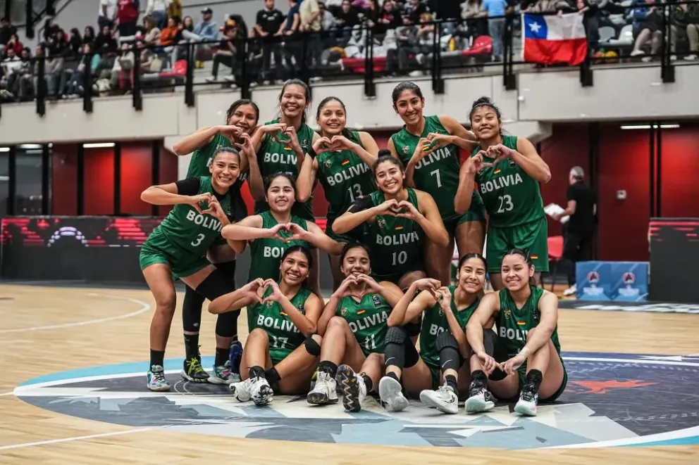 Las jugadoras de la selección celebran por su victoria sobre Uruguay. Foto: FIBA América.