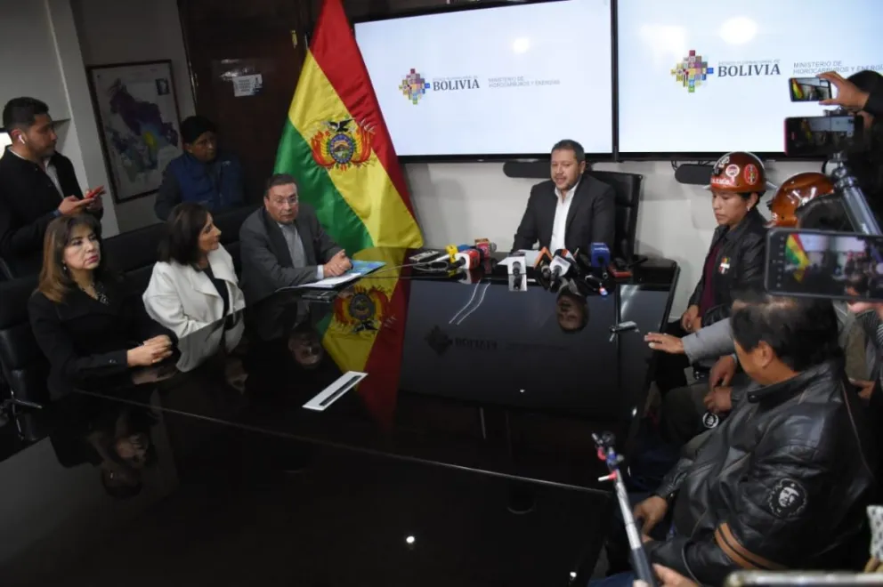 El ministro de Hidrocarburos, empresarios y otros sectores durante el anuncio de este jueves. Foto: APG