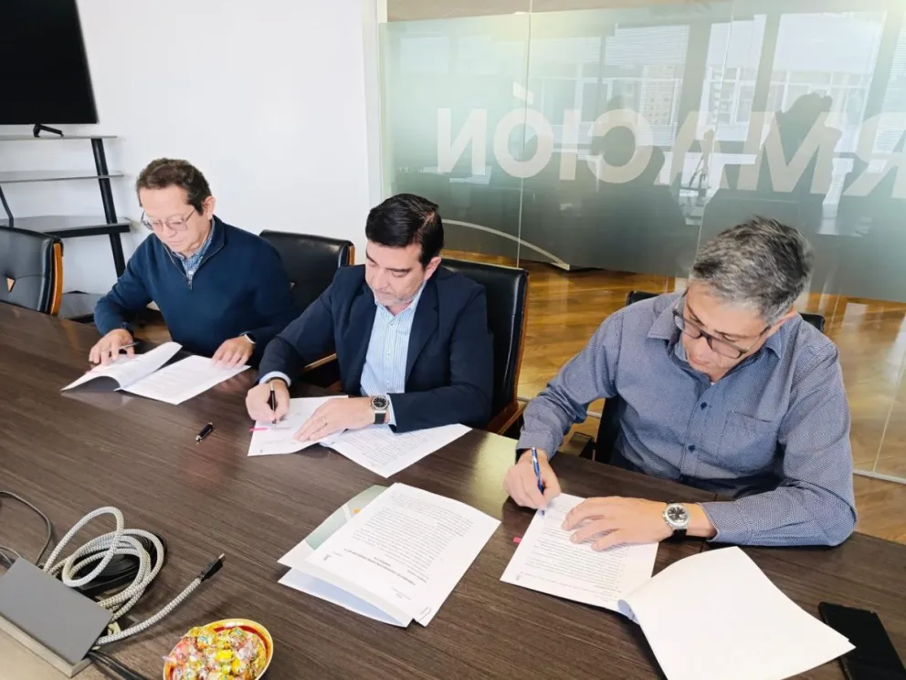 Ejecutivos de Soboce y de Swisscontact suscriben el convenio.