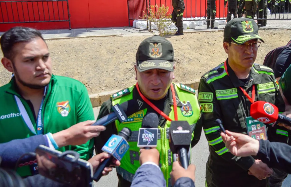 El comandante Departamental de la Policía de La Paz, Edgar Cortez, da detalles del operativo de seguridad. Foto: Alejandro Apaza