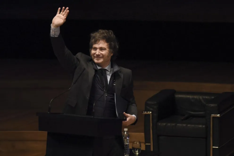 Javier Milei saluda en la inauguración del III Encuentro Regional de Foro Madrid Río de La Plata 2024 . Foto: EFE