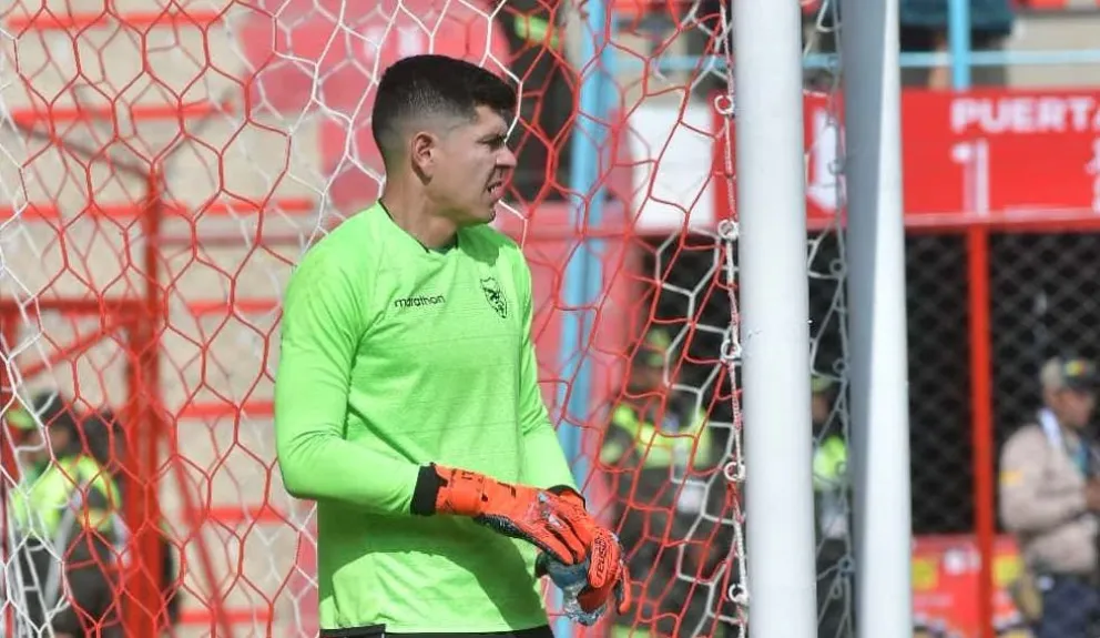 Lampe durante elcalentamiento en el estadio Municipal de El Alto. Foto: APG.