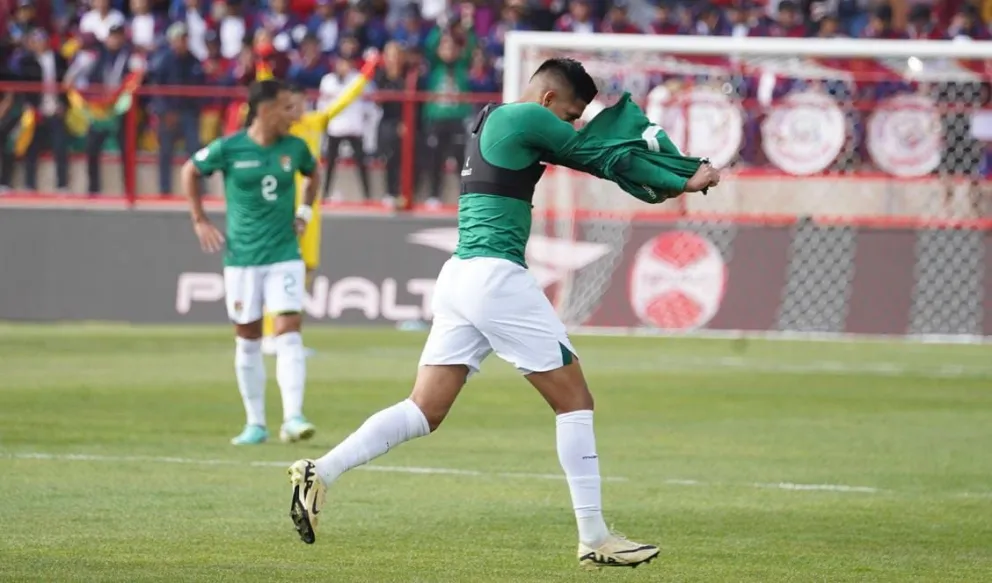 Vaca celebra el gol del seleccionado boliviano ern el estadio de Villa Ingenio. Foto: APG