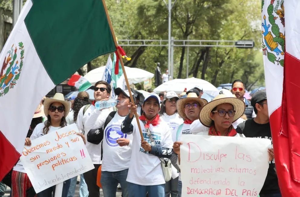 Trabajadores del poder judicial participan en una protesta este jueves, al exterior de la Cámara de Senadores en la Ciudad de México (México). Foto: EFE