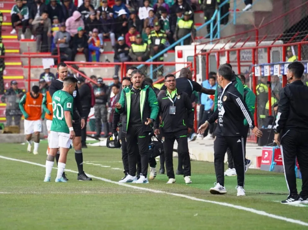 Vaca de espaldas se agarra la pierna izquierda, el juez Roldán le pide a Villegas que haga el cambio. Foto APG