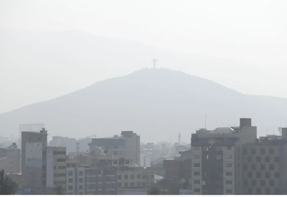 Vista de la ciudad de Cochabamba afectada por la contaminación generada por el humo de los incendios forestales. Foto: APG