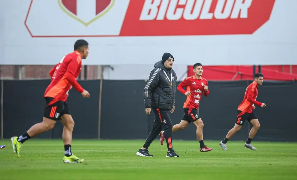 El entrenador Fossati (de negro) dirige la práctica de Perú. Foto: Selección Peruana.