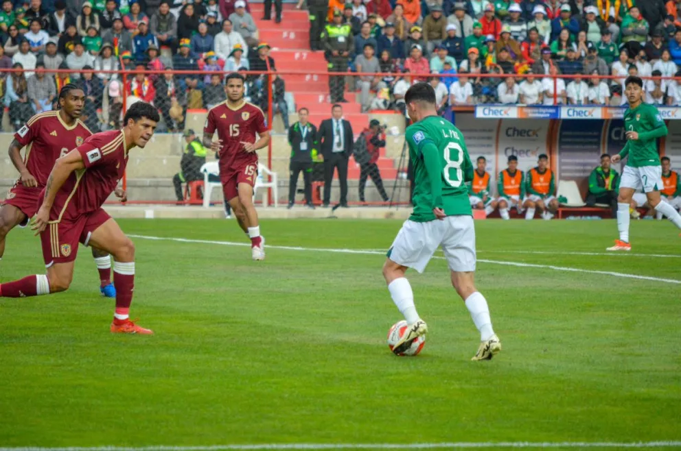 Paz encara a un rival de Venezuela en uno de sus tradicionales desbordes. Foto: Alejandro Apaza.