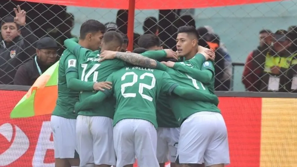 Los futbolistas de la Verde celebran uno de los goles convertidos en El Alto. Foto: APG.