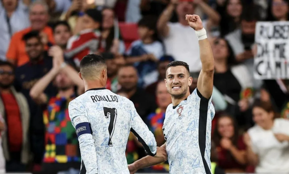 Dalot (der.) celebra su gol junto a Ronaldo. Foto: Selección de Portugal.
