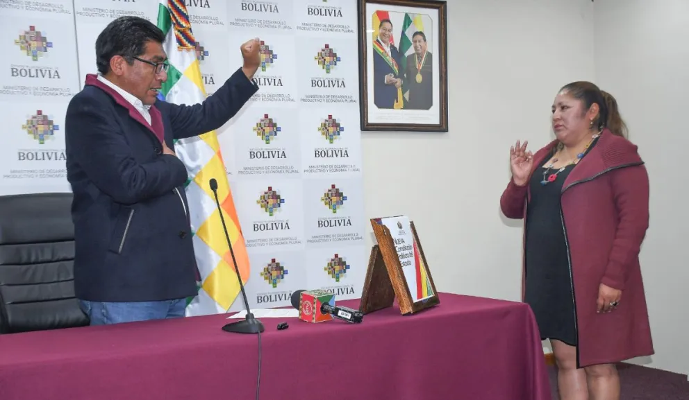 El ministro de Desarrollo Productivo y Economía Plural, Néstor Huanca, posesionó a Ana Delina Flores, en reemplazo del saliente Nelson Aruquipa. Foto: ABI