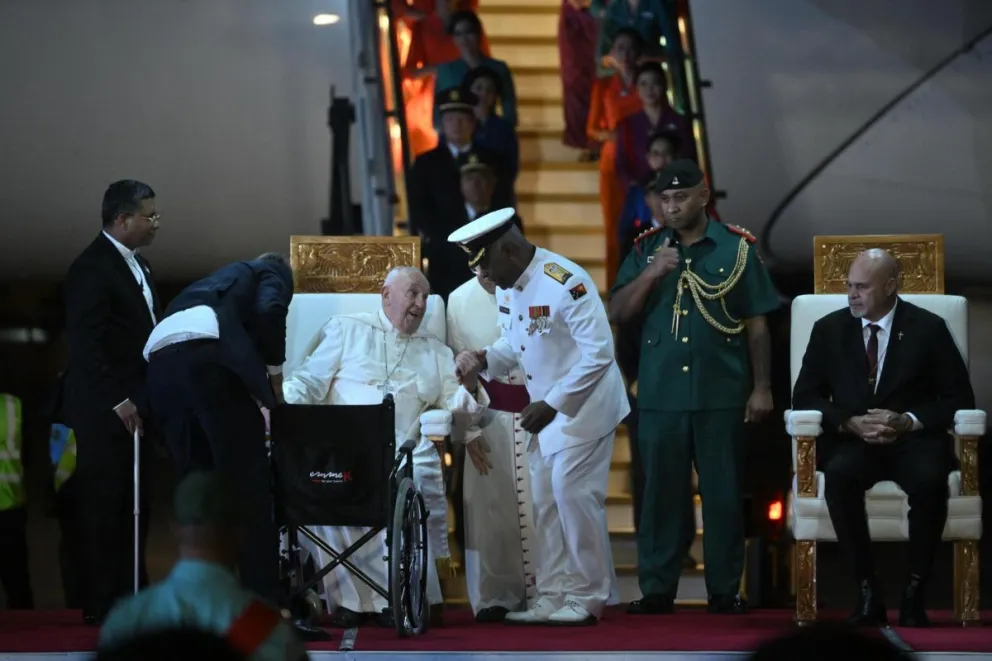 El papa Francisco, recibido por el viceprimer ministro de Papúa Nueva Guinea, John Rosso. Foto: EFE