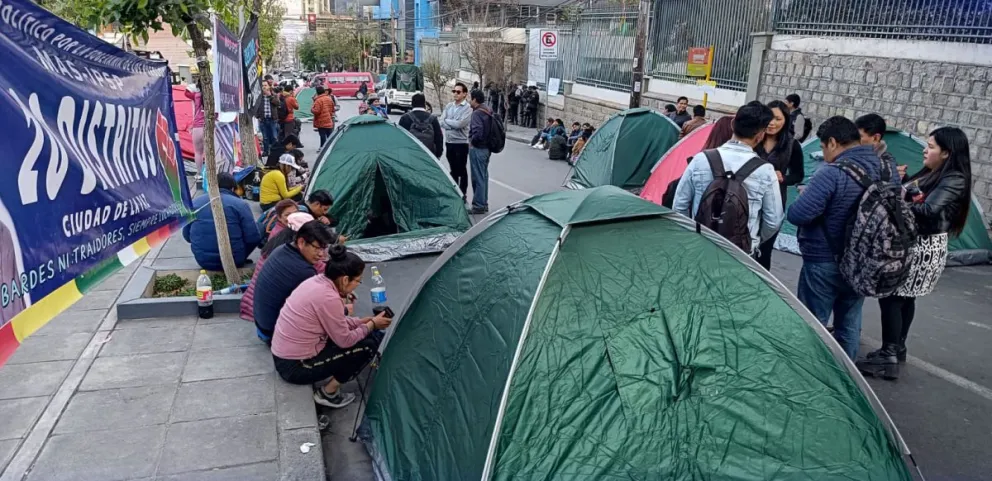 La vigilia de las organizaciones sociales en puertas del TSE, en La Paz. Foto: ABI / Facebook Pacto de Unidad