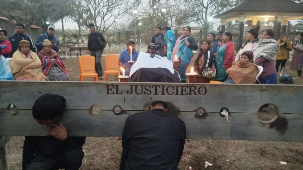 Los delincuentes amanecieron en un cepo, al frente colocaron el ataúd con la víctima. Foto: ApoloTV