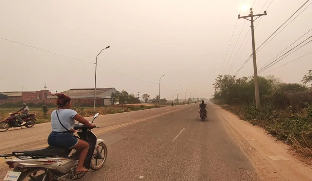 Un intenso humo en Trinidad, como consecuencia de los incendios. Foto: APG