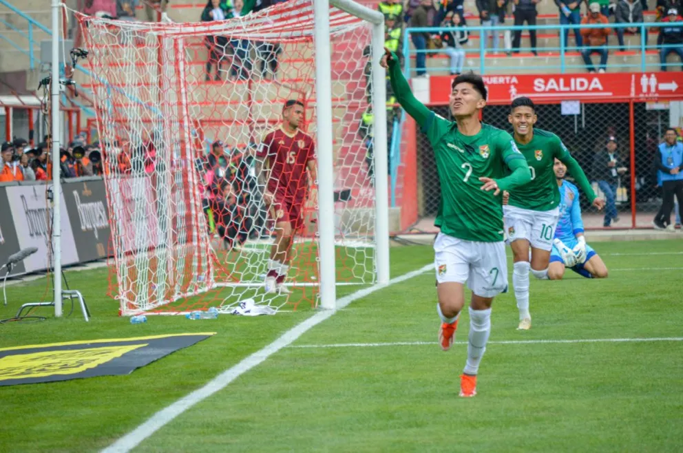 Terceros celebra su gol en el triunfo de la Verde sobre la Vinotinto en el Municipal de El Alto. Foto: Alejandro Apaza.