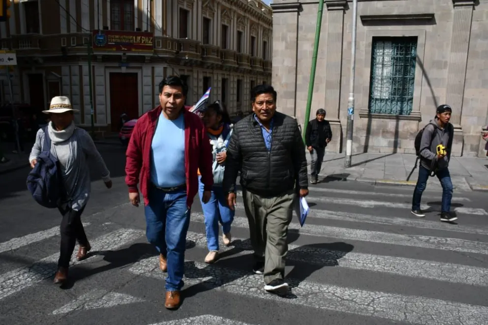 El vicepresidente del ala “evista” del MAS, Gerardo García (der) en la plaza Murillo. Foto: APG