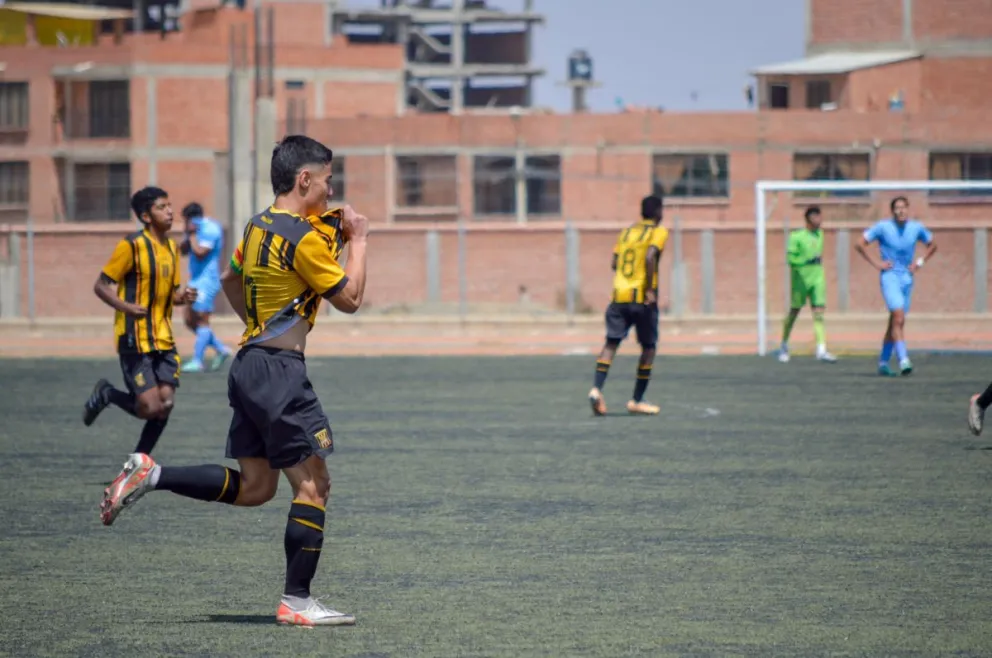 El atigrado Guzmán celebra el tanto del triunfo. Foto: Alejandro Apaza.