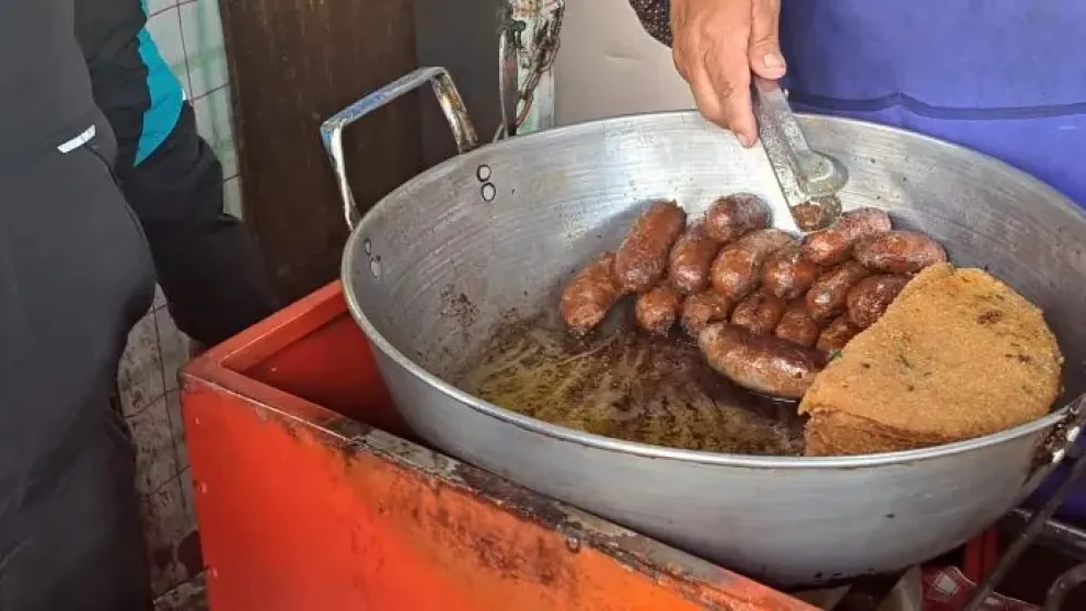 Comida en mal estado que fue encontrada en comercios del macrodistrito Max paredes. Foto: AMUN
