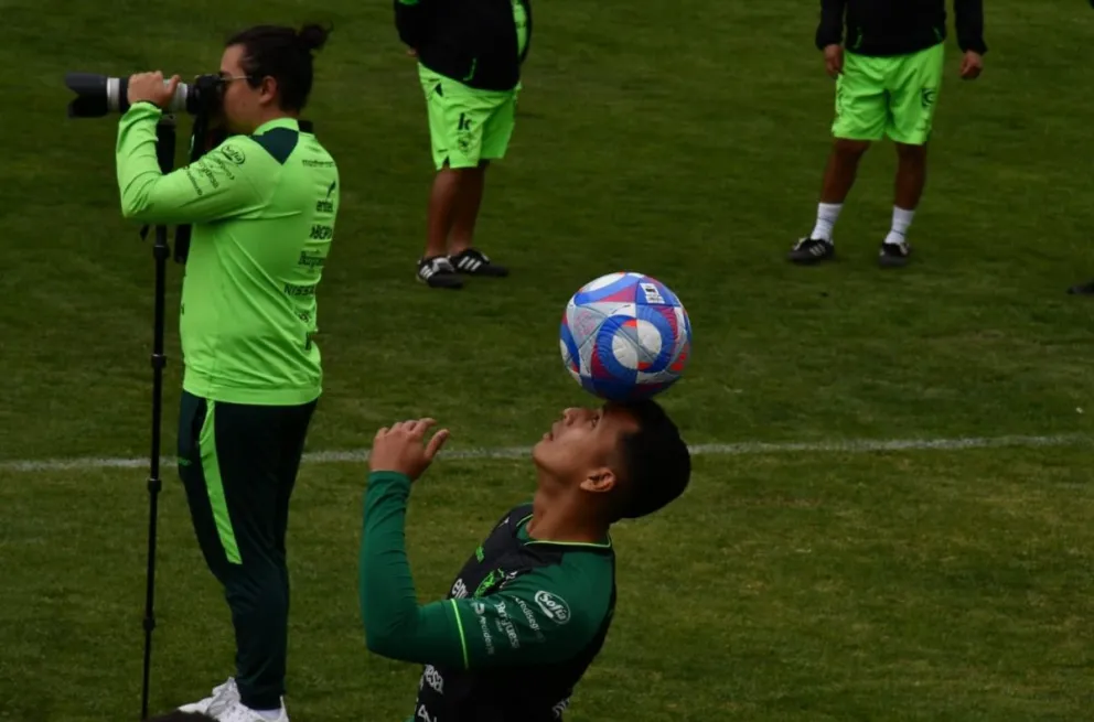 Roberto Carlos Fernández hace un jueguito con la pelota (Ile-De-Foot 24 Pro) que se jugará en Chile. Foto: APG