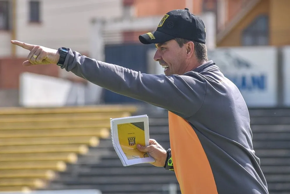 Ismael Rescalvo, el técnico del Tigre, da instrucciones a los jugadores. Foto: club The Strongest