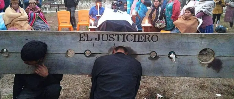 Dos de los capturados por la población son sometidos al cepo. Foto: Unitel