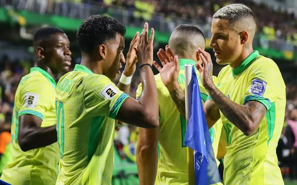 Rodrygo Goes, autor del tanto de la victoria de Brasil sobre Ecuador, es felicitado por sus compañeros. Foto: CBF