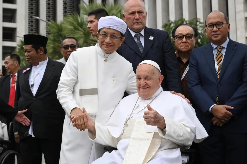 Francisco junto al gran imán, Nasaruddin Umarde, en la mezquita Istiqlal de Yakarta. Foto: EFE