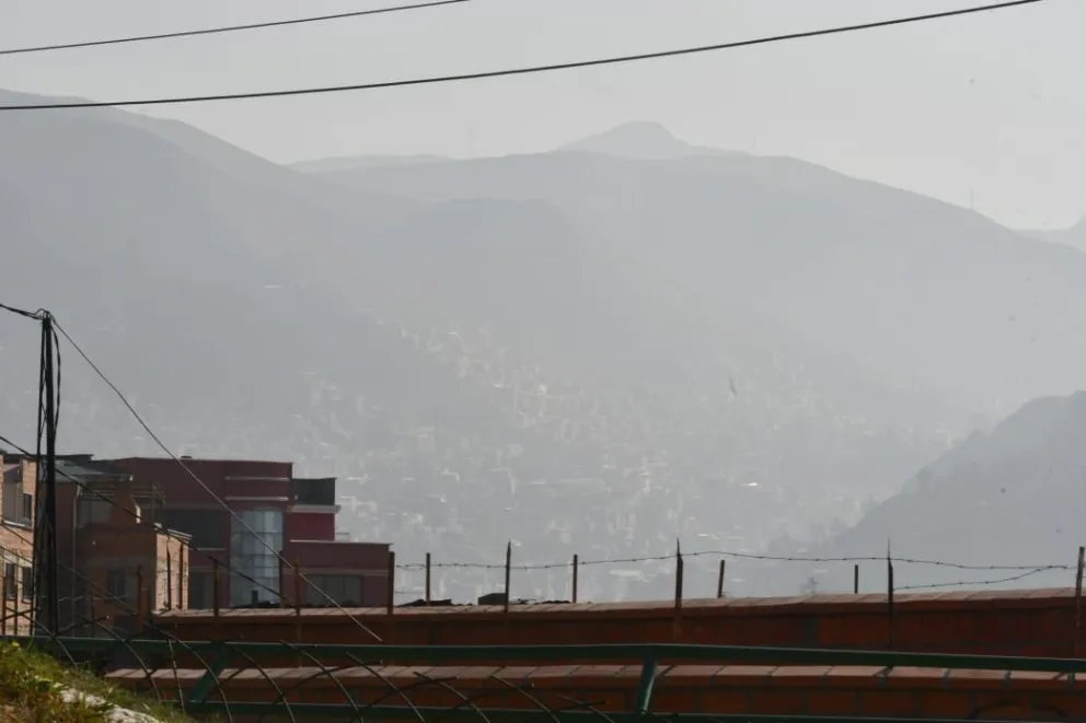 Así lucía, ayer, viernes, el cielo de La Paz, por el humo de los chaqueos. Foto: APG 