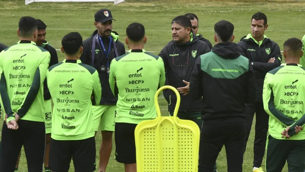 El técnico Óscar Villegas (centro) da instrucciones a sus dirigidos antes del inicio de la sesión de campo en Achumani. Foto: APG